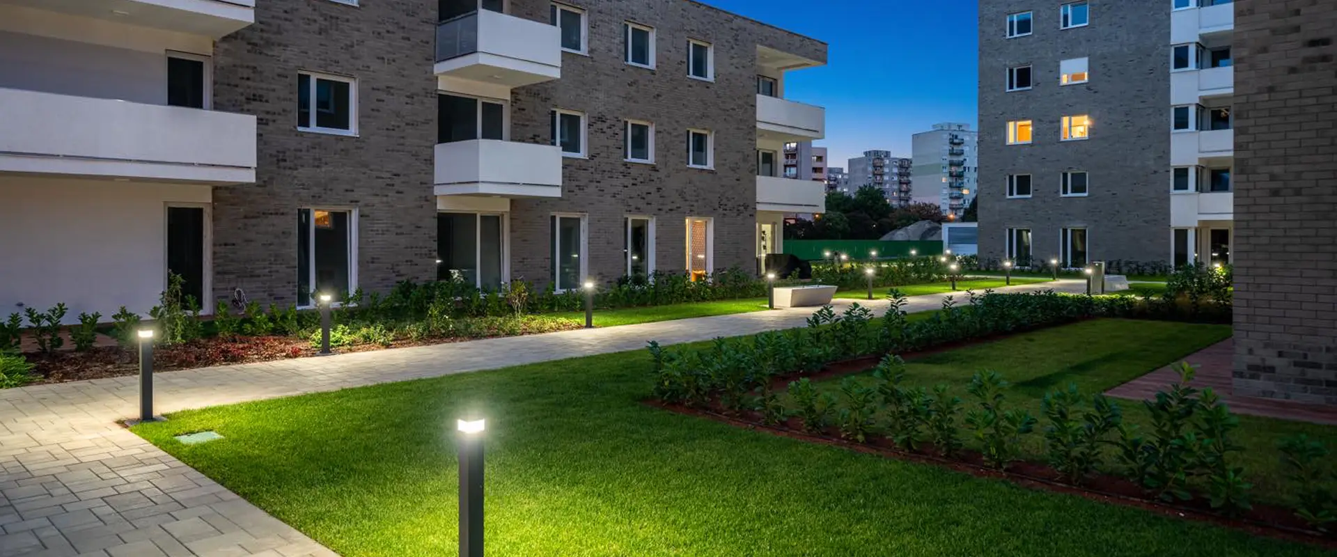 Ozin System csapata zöldtető karbantartást végez modern eszközökkel